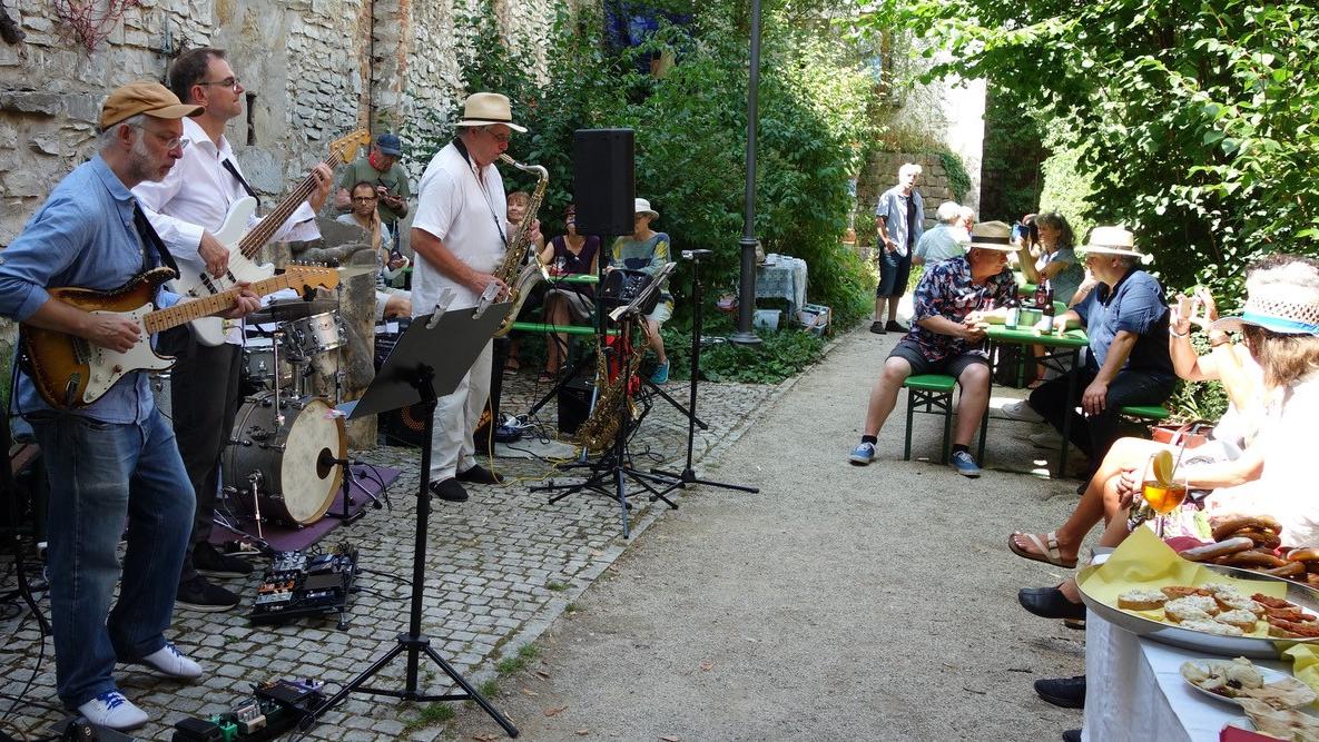 Am Sonntag der „place to be“: Im Graben hinter dem Kunstmuseum wurde mit Livemusik und Häppchen ein Jubiläum gefeiert.