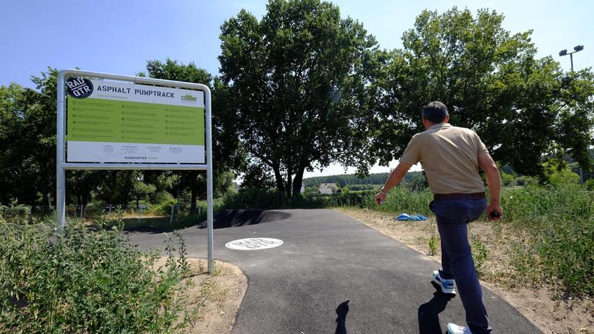 Der neu entstehende Sport- und Freizeitpark im Süden Röttenbachs: Den "Pumptrack" versucht Bürgermeister Ludwig Wahl lieber zu Fuß.
