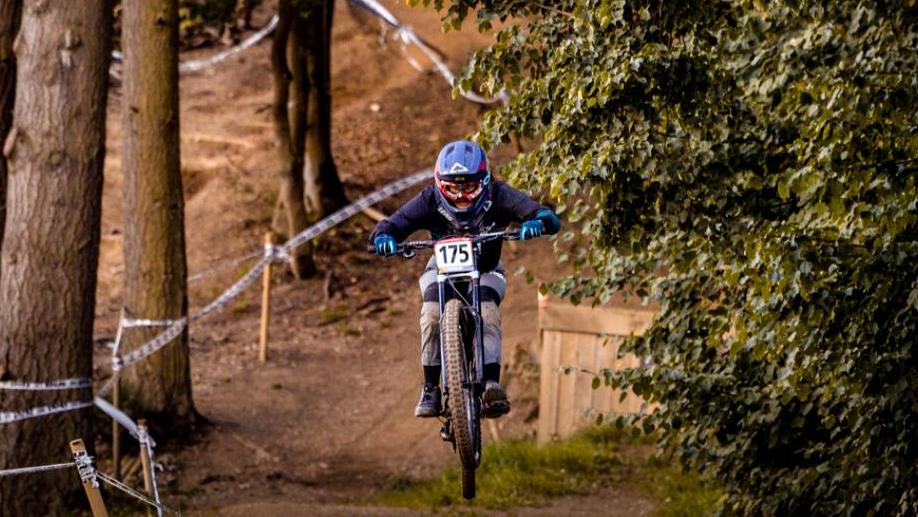 Mit Vollgas bergab - das ist das Prinzip beim Endurosport. Lotta Weinmann ist in ihrer Altersklasse zurzeit die beste Fahrerin in Deutschland.
Mit Vollgas bergab - das ist das Prinzip beim Endurosport. Lotta Weinmann ist in ihrer Altersklasse zurzeit die beste Fahrerin in Deutschland.