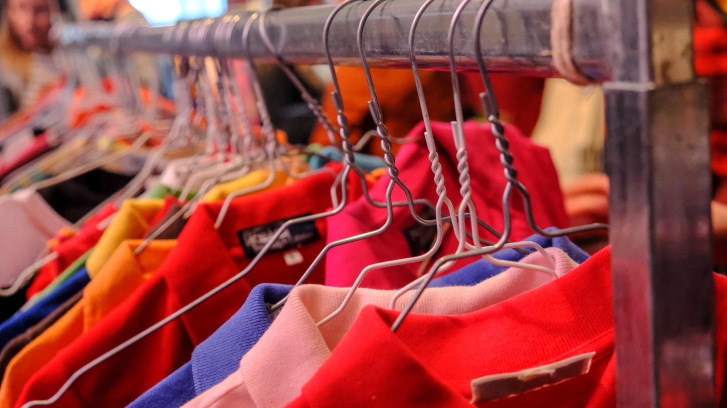 In einem Bekleidungsgeschäft versuchte ein 39-Jähriger, heimlich die Diebstahlsicherung der Ware zu entfernen.
In einem Bekleidungsgeschäft versuchte ein 39-Jähriger, heimlich die Diebstahlsicherung der Ware zu entfernen.
