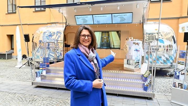 Ilse Aigner, die Präsidentin des Bayerischen Landtags, stellte im Frühjahr den neuen „Landtagstruck“ vor, der durch den Freistaat tourt. Und am Freitag auch Station in Roth auf dem Marktplatz macht. Ilse Aigner, die Präsidentin des Bayerischen Landtags, stellte im Frühjahr den neuen „Landtagstruck“ vor, der durch den Freistaat tourt. Und am Freitag auch Station in Roth auf dem Marktplatz macht.
