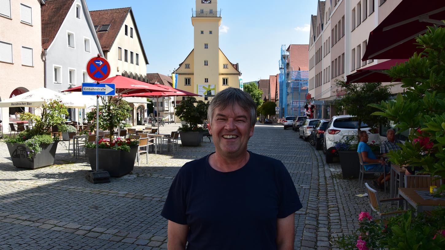 Noch ist der Oberer Markt hier leer. Ab 5. August aber wird's hier rund gehen. Roland Winkler vom ausrichtenden Verein hofft auf viele Besucher zum Altstadtfest.
