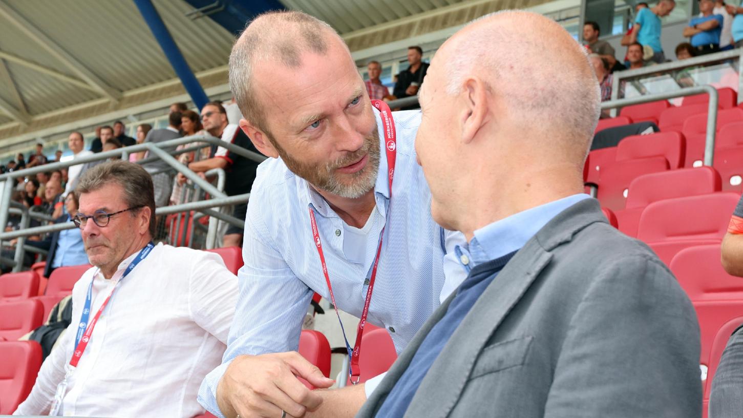 Seit Samstag auch ein bisschen Club-Fan: DFB-Präsident Bernd Neuendorf (re.) im Gespräch mit Niels Rossow. 
