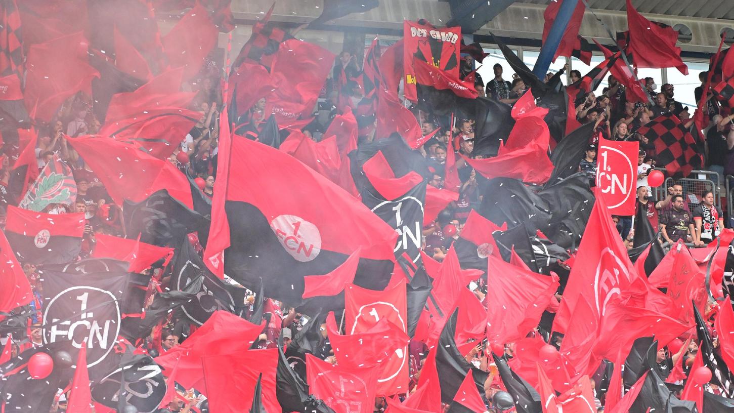 Die Anhänger des 1.FC Nürnberg durften sich am Samstag über einen 2:0-Sieg über die Spielvereinigung Greuther Fürth freuen. Im Vorfeld mussten jedoch einige Clubfans zittern, ob sie ihre Karten für das prestigeprächtige Derby rechtzeitig bekommen.
Die Anhänger des 1.FC Nürnberg durften sich am Samstag über einen 2:0-Sieg über die Spielvereinigung Greuther Fürth freuen. Im Vorfeld mussten jedoch einige Clubfans zittern, ob sie ihre Karten für das prestigeprächtige Derby rechtzeitig bekommen.