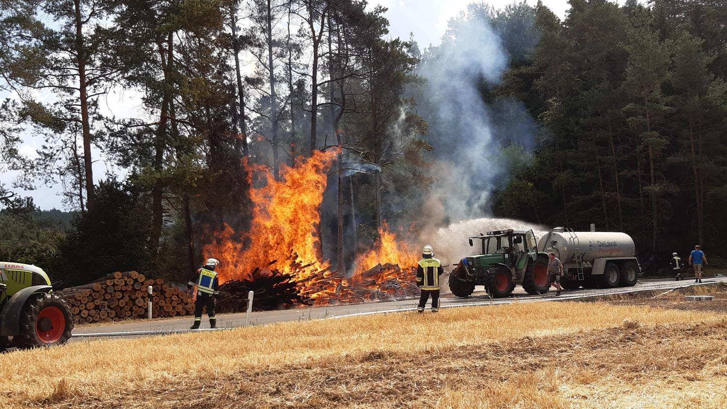 100 Ster Holz brannten am Mittwoch zwischen Viehhofen und Velden lichterloh. Zahlreiche Feuerwehren und Landwirte mit Güllfässern voll Wasser bekämpften das Feuer. 