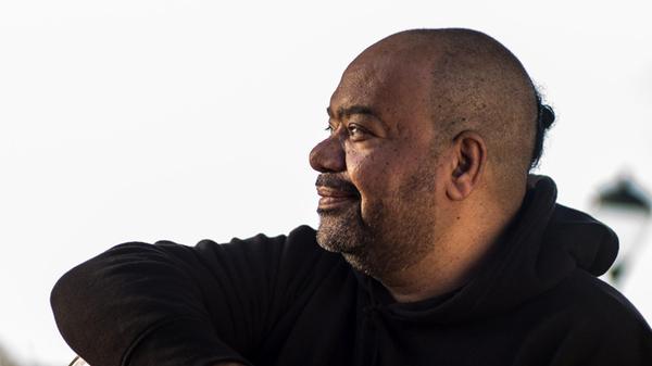 Schon als Halbwüchsiger hatte Paulo Flores seinen ersten Hit, nun ist der schwarze Sänger so etwas wie ein Botschafter der Musik Angolas. Er pflegt die alte afrikanische Semba (als Mutter der Samba Brasiliens) und macht sie als Kizomba zur Tanzmusik der Gegenwart: Samstag, 21.30 Uhr am Hauptmarkt.