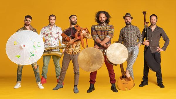 Tarantella ist das eine, der elektronische Touch das andere: eine hypnotische Mischung also, die man von der italienischen Band Kalascima erwarten darf. Am Freitag, 21.30 Uhr, spielen die sechs Jungs aus dem Salento ihre psychedelisch aufgepimpte Tanzmusik am Hauptmarkt. Dort wird es so oder so brodeln.