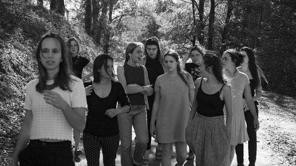 Steinsuppe, so heißt die Band Sopa de Pedra wörtlich auf Deutsch: und in den portugiesischen Eintopf wird ja tatsächlich ein Stein gelegt! Wenn die zehn Musikerinnen ihren traditionellen A-Cappella-Gesang anstimmen und darin die unterschiedlichen Regionen ihrer Heimat anklingen lassen, ist der Genuss dagegen ungetrübt... Samstag in St Katharina (18.45 Uhr), Sonntag am Sebalder Platz (16.15 Uhr).
