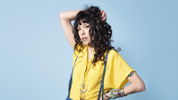 Djazia Satour kommt aus Algerien, ist in Frankreich bereits populär (auch mit ihren Bands Gnawa Diffusion und MIG) und bringt arabische Foklore sehr lebendig mit europäischem Pop zusammen. Am Samtag, 21 Uhr, singt sie in der Katharinenruine von ihrer Kindheit in Nordafrika, von Exil und Auswanderung, von Orten und Menschen, die sie liebt. Eine Botschafterin zwischen den Kulturen.