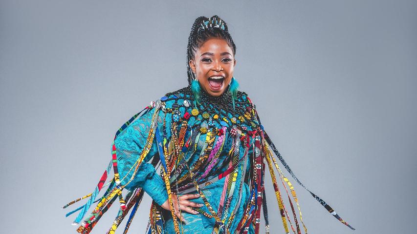 "Starke Stimmen" lautet das Motto des diesjährigen Bardentreffens, und da gehört auch ihre dazu: Nomfusi , die Sängerin aus Südafrika, misst zwar nur 1,50 m, aber wenn sie singt, ist sie größer als alle anderen. Pop und Soul mit Afro-Prägung, gesungen mal auf Englisch, mal auf Xhosa, ist ihr Ding, schon bei ihrem Auftritt 2014 hat sie damit begeistert: Samstag, 19.30 Uhr am Hauptmarkt.