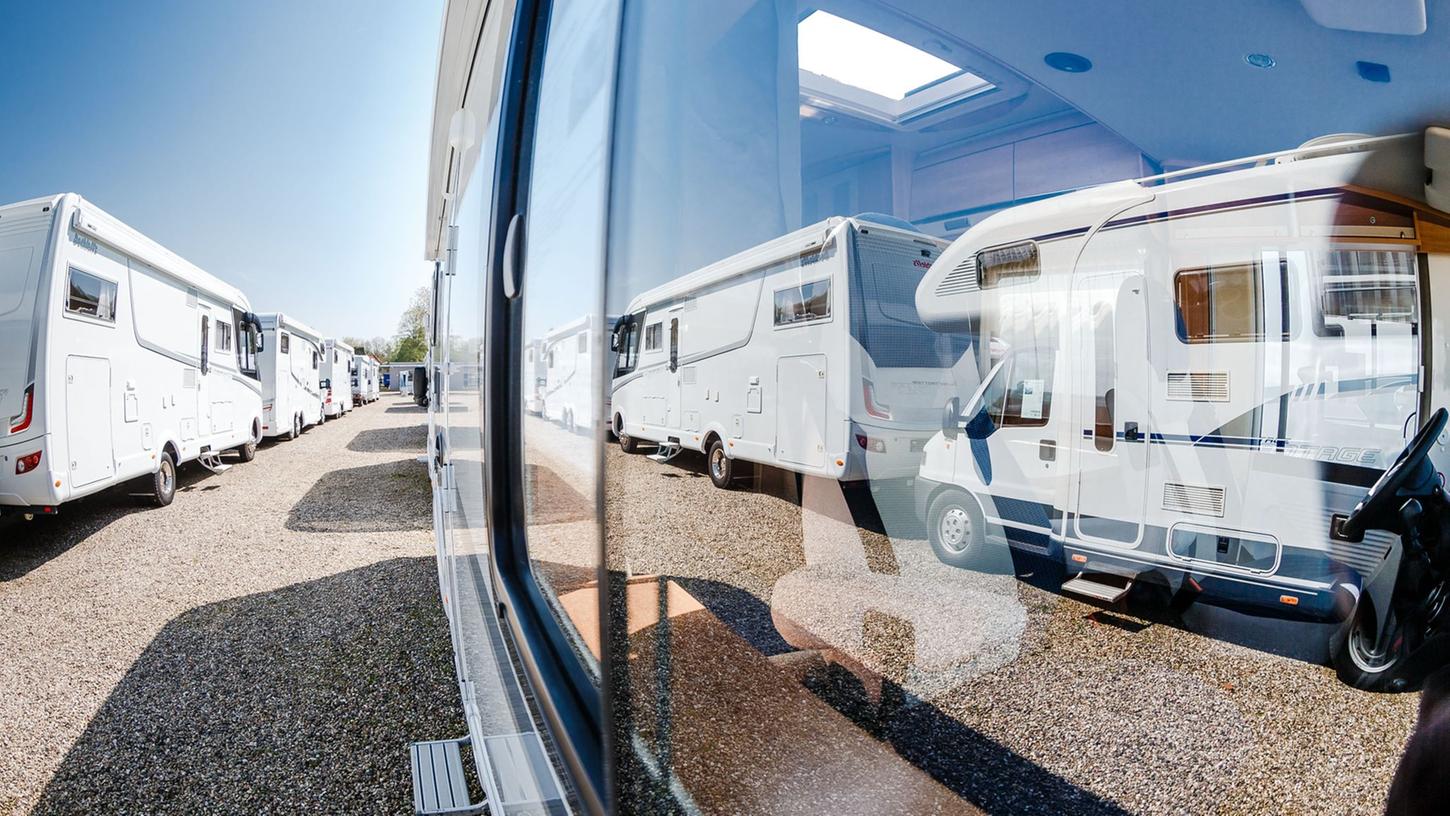 Bereit zur Abfahrt? Wer ein Wohnmobil gemietet hat, will meist schnell ans Ziel. Doch vor dem Trip setzt man sich lieber noch ausreichend mit dem Fahrzeug und seinen Besonderheiten auseinander. Bereit zur Abfahrt? Wer ein Wohnmobil gemietet hat, will meist schnell ans Ziel. Doch vor dem Trip setzt man sich lieber noch ausreichend mit dem Fahrzeug und seinen Besonderheiten auseinander.