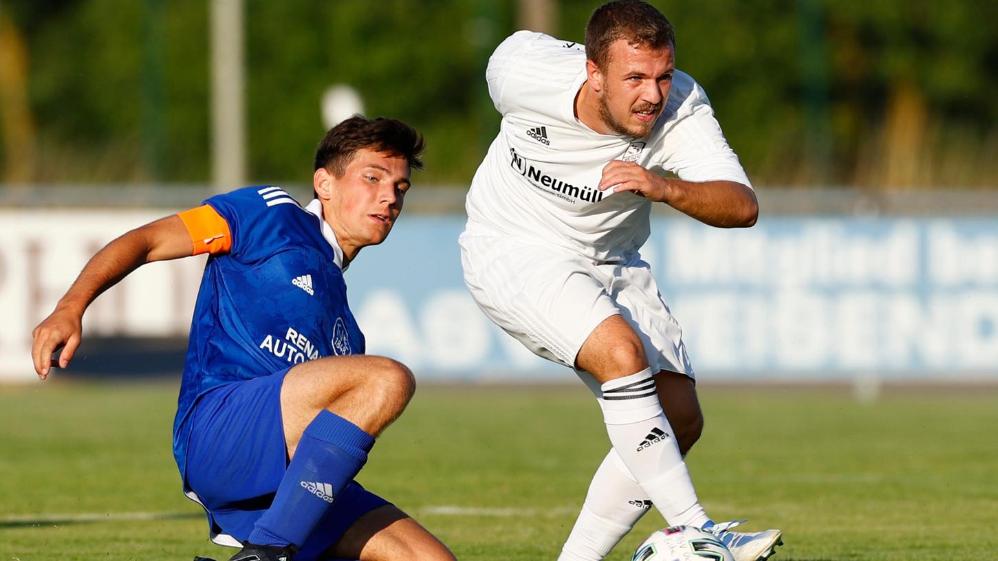 Weisendorf genügt ein Tor: Tobias Geyer (rechts) kommt mir einer Finte an Thye Vleugel vorbei und erzielt das 1:0.
Weisendorf genügt ein Tor: Tobias Geyer (rechts) kommt mir einer Finte an Thye Vleugel vorbei und erzielt das 1:0.