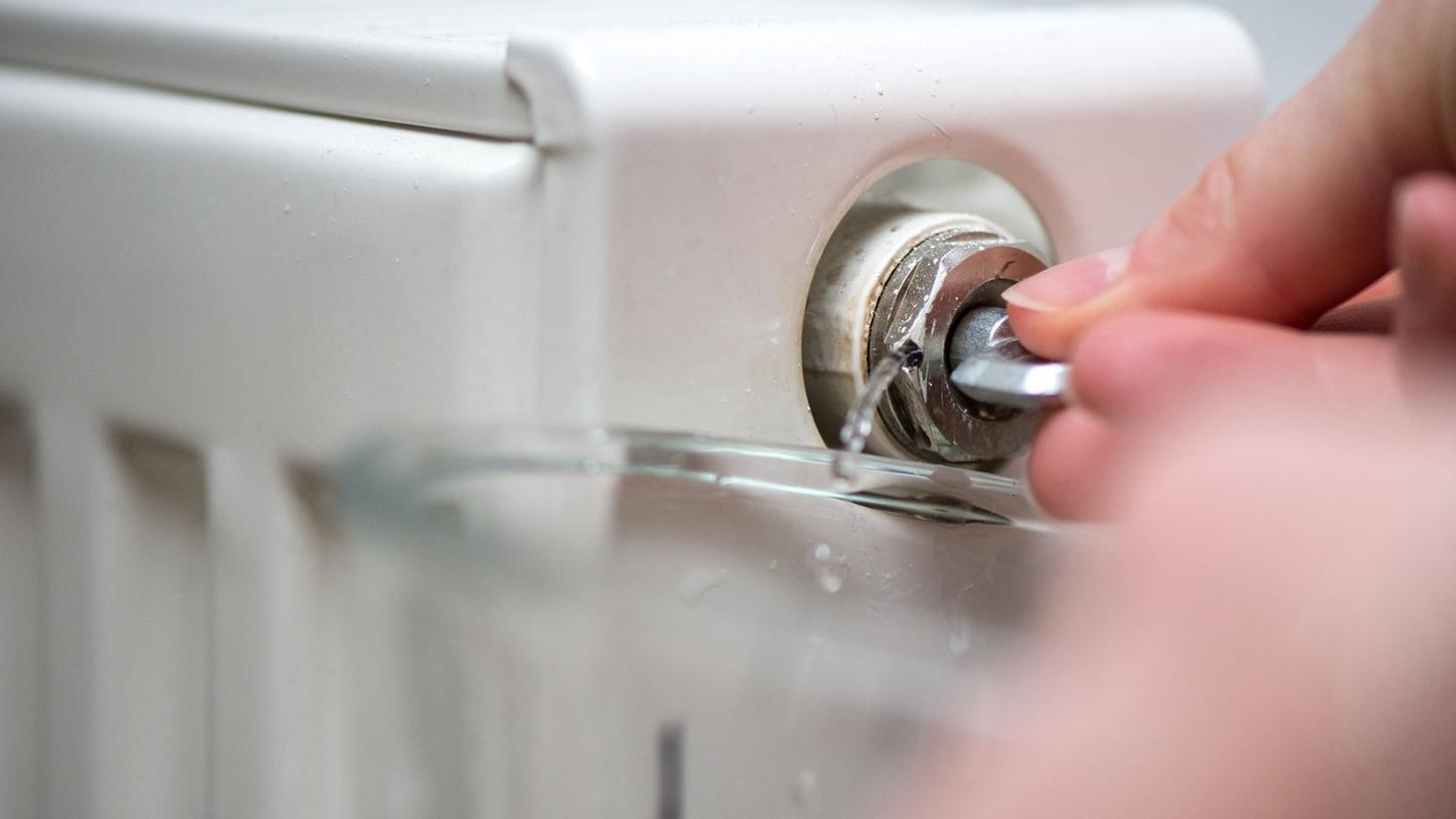 Wenn es gluckert oder die Heizkörper nicht gleichmäßig warm werden, sollte man sie entlüften. Dazu das Ventil mit einem Vierkantschlüssel aufdrehen und so lange offen lassen, bis die Luft entwichen ist. Wenn es gluckert oder die Heizkörper nicht gleichmäßig warm werden, sollte man sie entlüften. Dazu das Ventil mit einem Vierkantschlüssel aufdrehen und so lange offen lassen, bis die Luft entwichen ist.