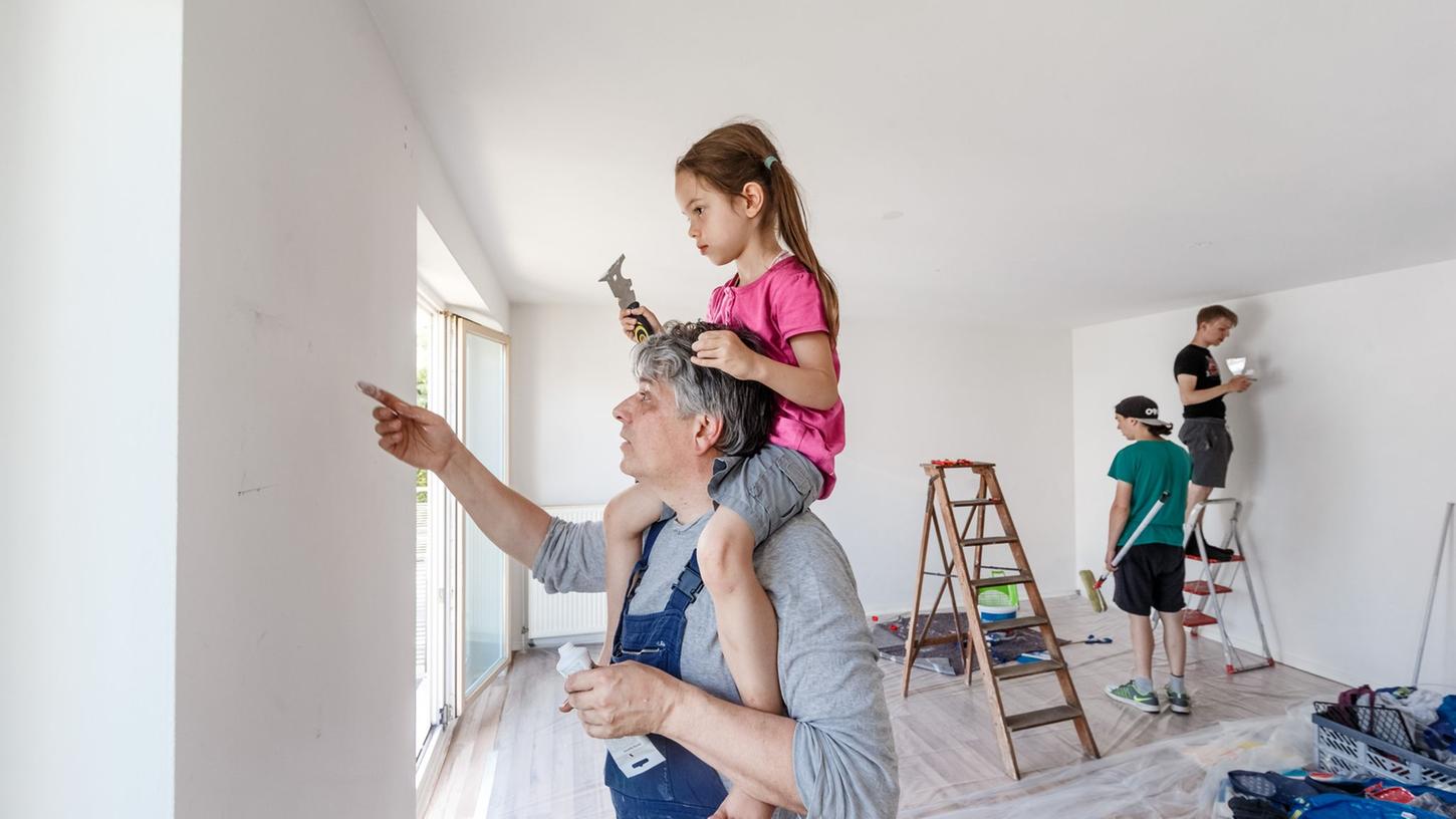 Partner und Kinder eines Erblassers können unter Umständen ein Haus steuerfrei erben - vorausgesetzt sie ziehen innerhalb von 6 Monaten ein und bleiben mindestens 10 Jahre dort wohnen. Partner und Kinder eines Erblassers können unter Umständen ein Haus steuerfrei erben - vorausgesetzt sie ziehen innerhalb von 6 Monaten ein und bleiben mindestens 10 Jahre dort wohnen.