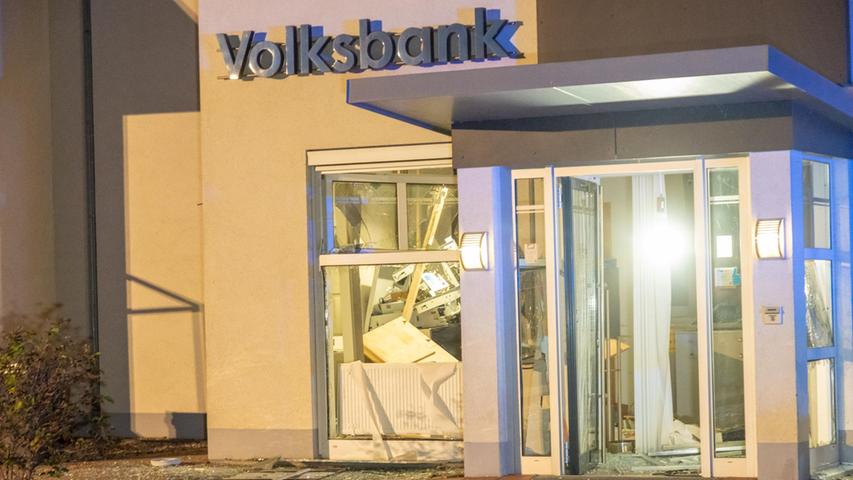 Der Geldautomat wurde gegen 2.40 Uhr in der Kersbacherstraße im Ortsteil Kersbach gesprengt, berichtet die Pressestelle des Bayerischen Landeskriminalamts (BLKA) am Donnerstag in einer Pressemitteilung.