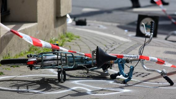 Beim Abbiegen übersehen: Radfahrer im Nürnberger Land von Auto erfasst und schwer verletzt