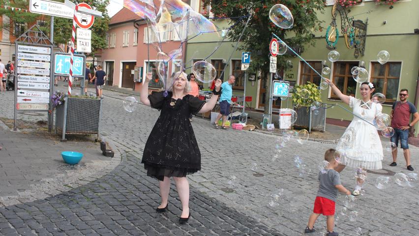 Riesige Seifenblasen sollen auch dieses Mal durch die Altstadt schweben.
Riesige Seifenblasen sollen auch dieses Mal durch die Altstadt schweben.