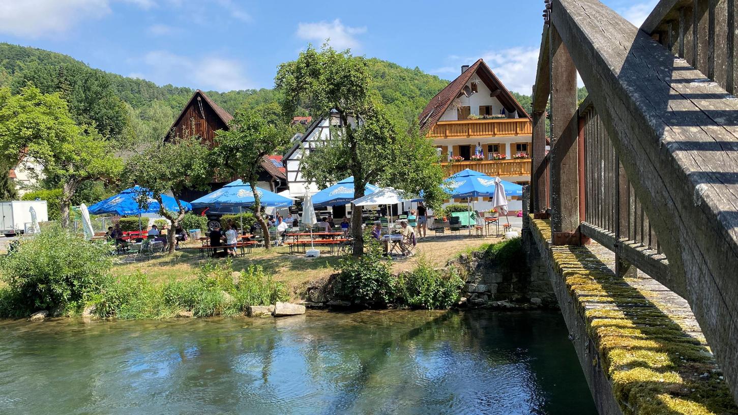 "Was gibt es Schöneres als an einem Ufer zu sitzen?" Das "Brückla" an der Wiesent in Muggendorf.
"Was gibt es Schöneres als an einem Ufer zu sitzen?" Das "Brückla" an der Wiesent in Muggendorf.