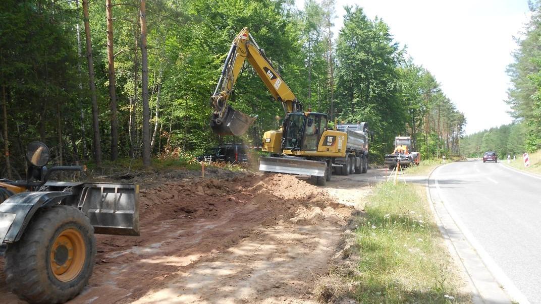 Auch wenn es der Mobilitätswende dient. Hin und wieder muss man schon schlucken, wenn man sieht, wie viel Wald für einen neuen Geh- und Radweg fallen muss. Unser Bild zeigt die Baustelle zwischen Wallesau (Stadt Roth) und Laffenau (Stadt Heideck). 2,4 Millionen Euro werden hier investiert. Ab kommenden Montag gibt es eine Vollsperrung.
Auch wenn es der Mobilitätswende dient. Hin und wieder muss man schon schlucken, wenn man sieht, wie viel Wald für einen neuen Geh- und Radweg fallen muss. Unser Bild zeigt die Baustelle zwischen Wallesau (Stadt Roth) und Laffenau (Stadt Heideck). 2,4 Millionen Euro werden hier investiert. Ab kommenden Montag gibt es eine Vollsperrung.