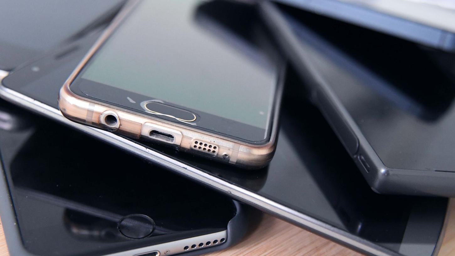 Altbekanntes Bild: Die Sammelhalde ausgedienter Smartphones daheim wäre sicherlich deutlich kleiner, wenn es länger Updates für die Geräte geben würde. Altbekanntes Bild: Die Sammelhalde ausgedienter Smartphones daheim wäre sicherlich deutlich kleiner, wenn es länger Updates für die Geräte geben würde.