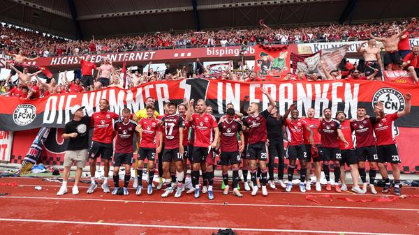 Die Führung hatten sich die Hausherren zu diesem Zeitpunkt absolut verdient. Im zweiten Durchgang wurde das Kleeblatt zwar deutlich präsenter, jedoch mangelte es an Chancen und Präsenz im letzten Drittel. Der Club setzt immer wieder Nadelstiche – und letztlich mit einem starken Spielzug eines eingewechselten Trios den Deckel drauf. Auf der linken Seite behauptet sich Erik Wekesser und bedient anschließend Taylan Duman im Strafraum. Der wendige Feinfuß zieht mit einer Körpertäuschung an den Fürther Verteidigern vorbei in Richtung Grundlinie und legt auf Manuel Wintzheimer zurück, der den Ball ins Tor schiebt. Somit feierte der Club einen verdienten 2:0-Erfolg – und den ersten Derbysieg seit 2340 Tagen.