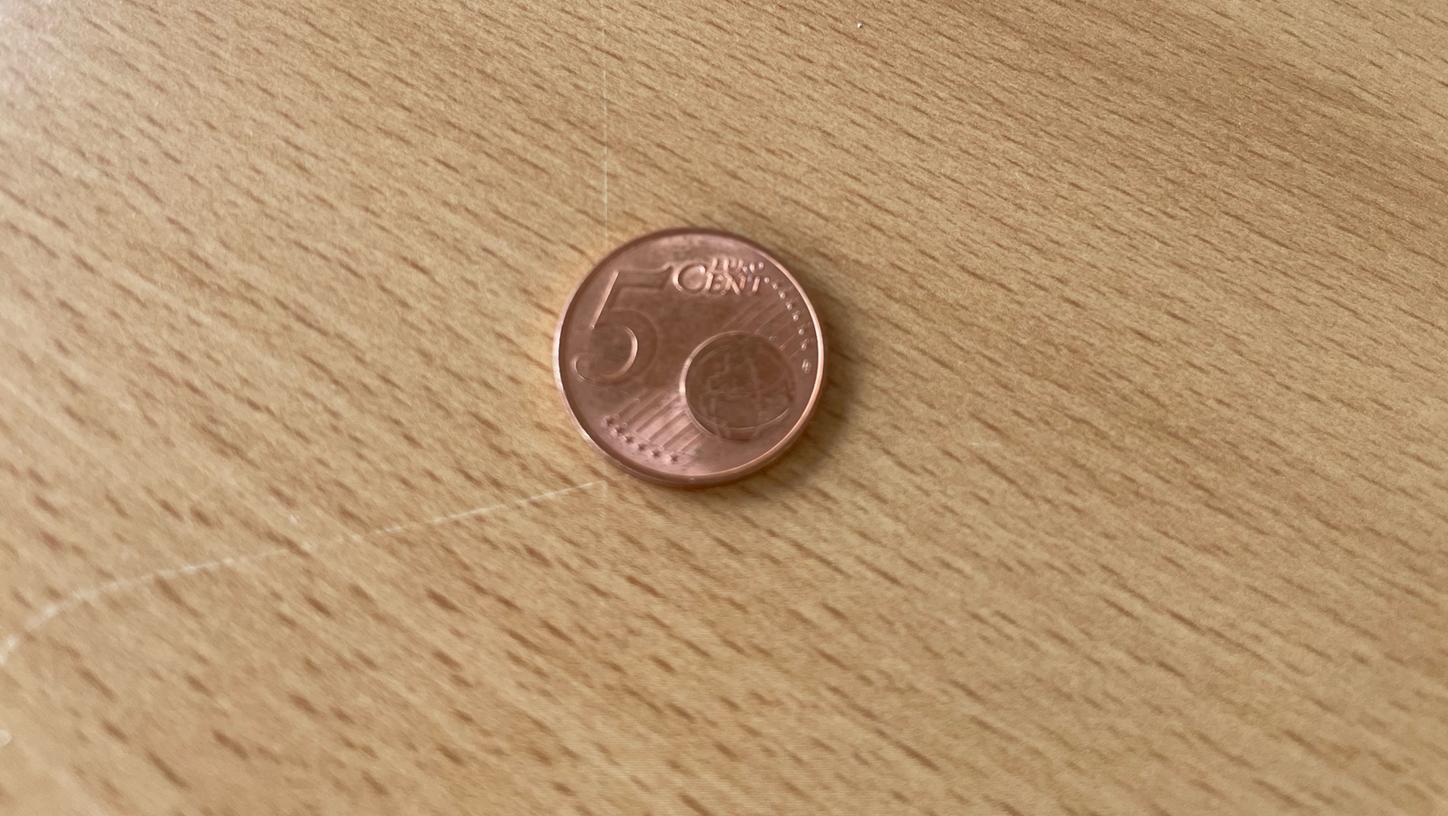 Ein Fünf-Cent-Stück legte die Ladendiebin auf den Tresen. Ein Fünf-Cent-Stück legte die Ladendiebin auf den Tresen.
