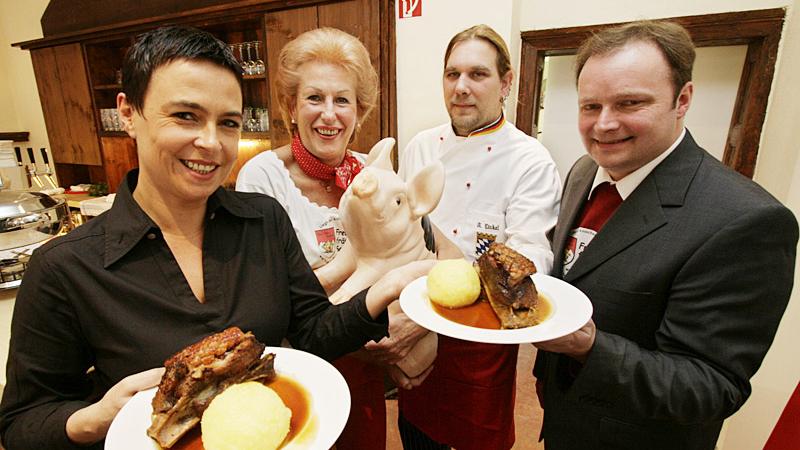 In der angeblich einzigen reinen Schäufele-Wirtschaft in Nürnberg servieren Jutta Köppel, Gerda Schirl, Armin Pickel und Holger Meesmann (von links) ihren ersten Gästen die begehrten Schweine-Schultern.