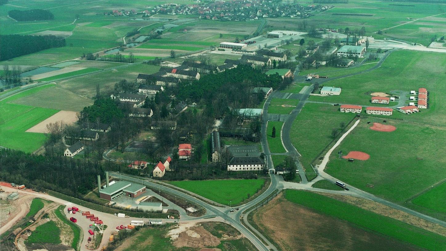 Diese Luftaufnahme zeigt die Herzo Artillery Base in Herzogenaurach zu Beginn der 1990er Jahre.
