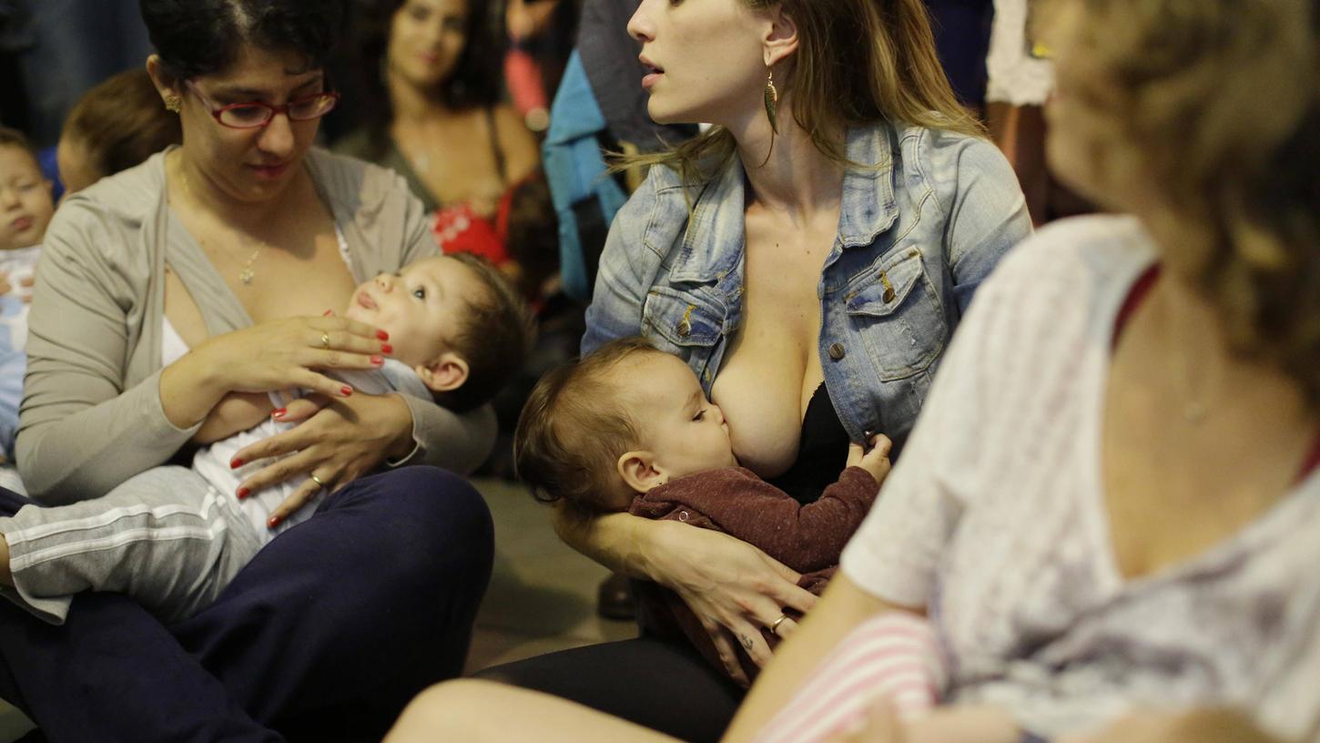 Stillende Mütter sorgen immer wieder für öffentliches Erregen. In diesem Bild ist ein Protest stillender Mütter zu sehen, nachdem eine Frau deshalb einen Laden verlassen musste.

