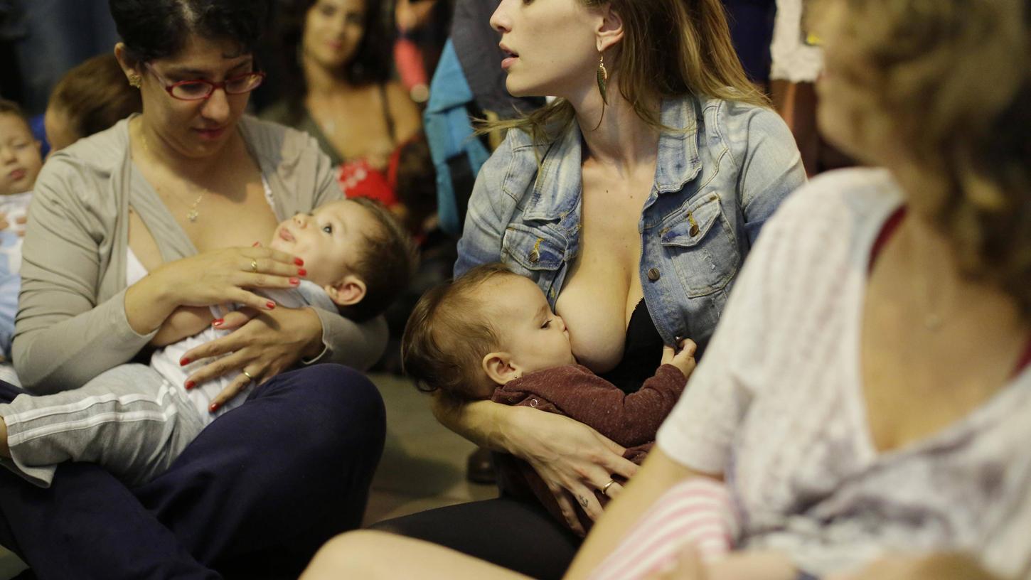 Stillende Mütter sorgen immer wieder für öffentliches Erregen. In diesem Bild ist ein Protest stillender Mütter zu sehen, nachdem eine Frau deshalb einen Laden verlassen musste.
Stillende Mütter sorgen immer wieder für öffentliches Erregen. In diesem Bild ist ein Protest stillender Mütter zu sehen, nachdem eine Frau deshalb einen Laden verlassen musste.