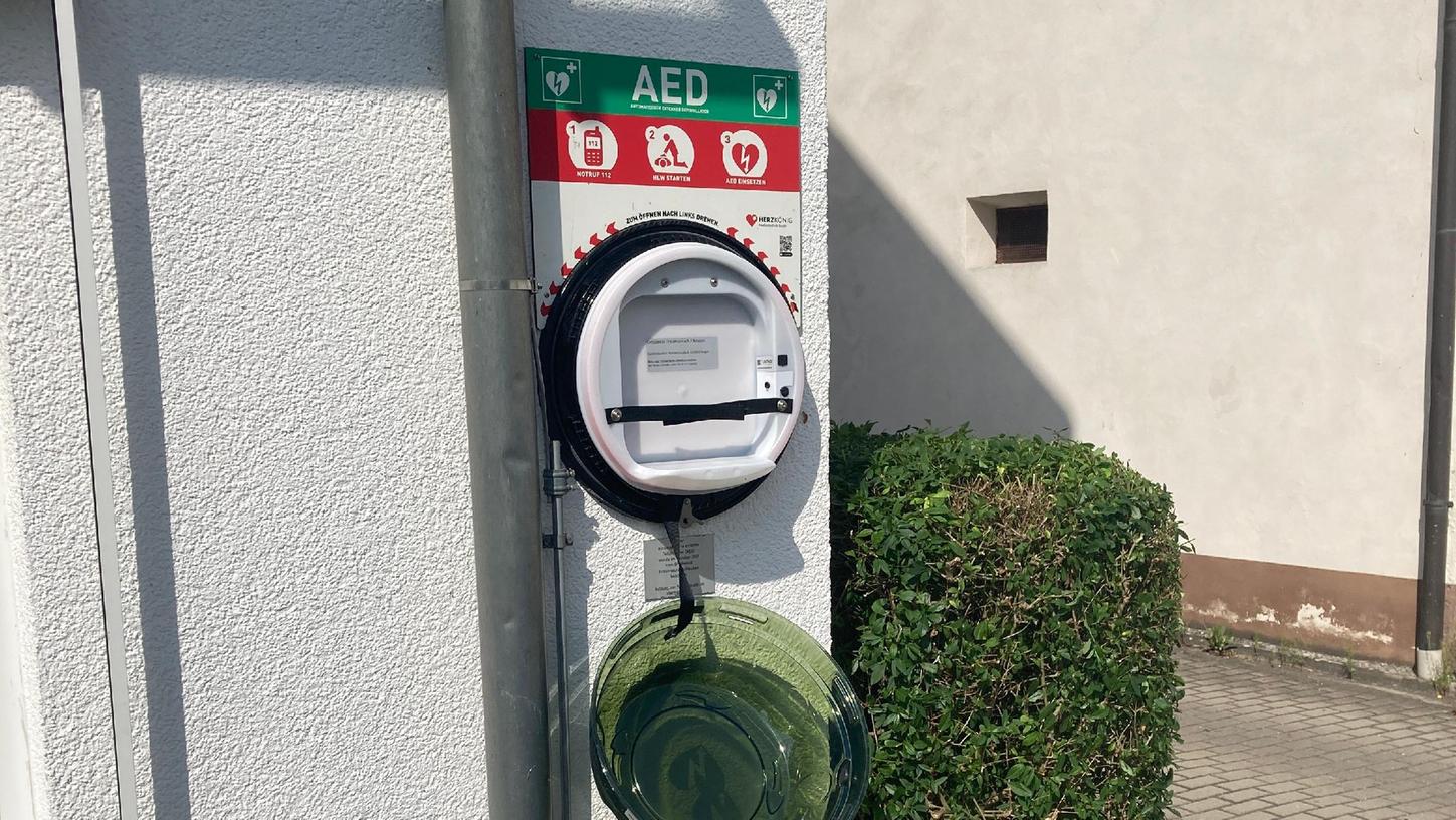 Seit Dienstagabend ist der Defibrillator an der Fleming-Apotheke in Frauenaurach verschwunden. Die Polizei ermittelt wegen Diebstahl.
Seit Dienstagabend ist der Defibrillator an der Fleming-Apotheke in Frauenaurach verschwunden. Die Polizei ermittelt wegen Diebstahl.
