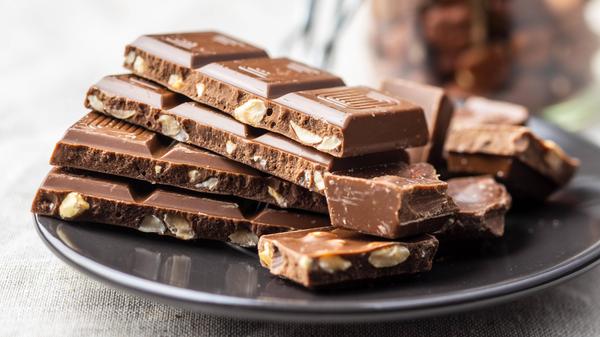 Das aus Japan stammende "Schokobier" enthält gar keinen Kakao. Für den süßen Geschmack sorgt eine bestimmte Mischung verschiedener Malze, zum Beispiel Karamell- und Schokoladenmalz. Besonders im Winter konsumieren Japaner das Getränk fleißig, in dieser Zeit erwirtschaftet es den höchsten Absatz.