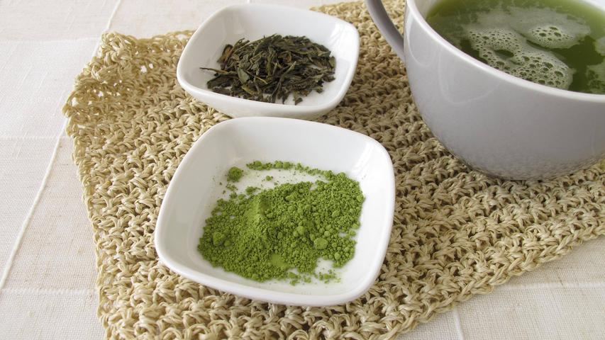 Japan bietet nicht nur kuriose Geschmacksrichtungen: Das Getränk gibt es darüber hinaus in den verschiedensten Farben. Blaues Bier wird aus Seetang gebraut, grünes entsteht durch das Vermischen mit Teepulver. Dabei kann der Kunde sein Bier am eigenen Tisch mit Tee selbst zubereiten. Die gewünschte Menge an Teepulver wird mit heißem Wasser vermengt und mit einem traditionellen Bambus-Rührbesen umgerührt. Nachdem sich das Teepulver aufgelöst hat, wird das Teekonzentrat mit dem Bier vermengt. Somit kann auch über die Stärke des Bieres entschieden werden.
