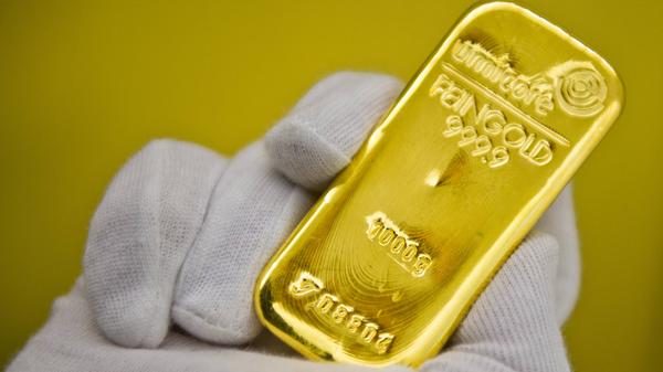 Die nächste Kreation ist ein wahres Goldstück. Mit dem Werbeslogan “We brew Gold” werben die Hersteller Naparbier und Mikkeller aus Dänemark für ihr Bier: Es enthält einen geringen Goldanteil, da es mit kleinen Goldplättchen gebraut wird.