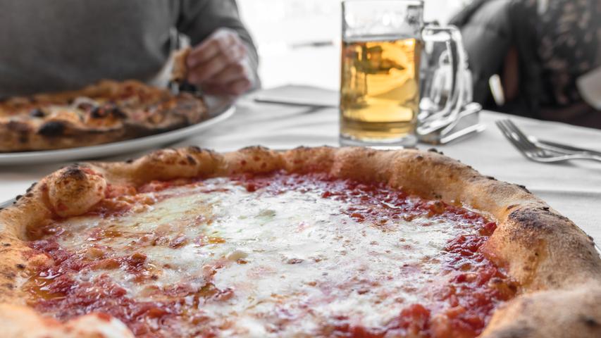 Ein leckeres gekühltes Bier und dazu eine Pizza: Warum nicht einfach beides kombinieren? Das dachte sich auch eine Brauerei aus den USA - und nun gibt es Bier, das nach Pizza schmecken soll. Hergestellt wird es aus Hopfen, Malz, Tomaten, Knoblauch, Basilikum und Oregano.
 
