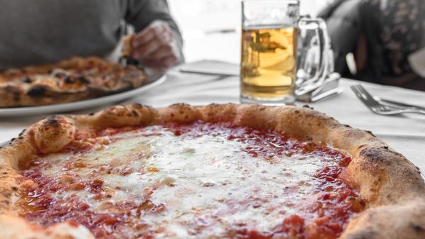 Ein leckeres gekühltes Bier und dazu eine Pizza: Warum nicht einfach beides kombinieren? Das dachte sich auch eine Brauerei aus den USA - und nun gibt es Bier, das nach Pizza schmecken soll. Hergestellt wird es aus Hopfen, Malz, Tomaten, Knoblauch, Basilikum und Oregano.