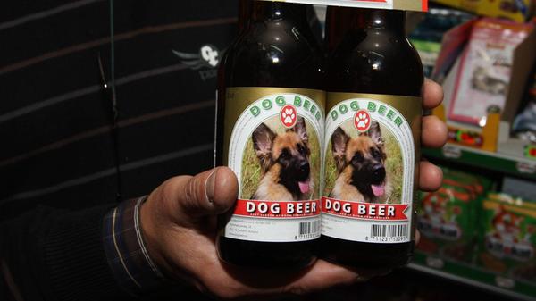 Nicht nur für uns Menschen gibt es das umschwärmte Getränk - auch Vierbeiner müssen nicht auf den Genuss eines leckeren Bieres verzichten. Es gibt verschiedene Sorten: Von Huhn bis Rindfleisch ist für jeden Geschmack etwas dabei - ganz ohne Alkohol und Kohlensäure. Entwickelt wurde das Getränk in den Niederlanden. Es gab auch den deutschen Anbieter "Schwanzwedler Hundebier", der den Vertrieb allerdings einstellen musste.