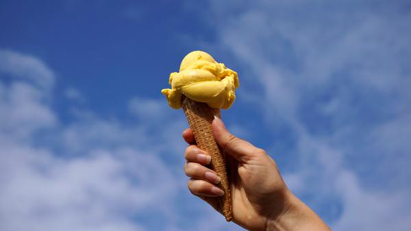 Bei Bier-Eis handelt es sich um keine eigene Biersorte - dennoch ist diese Kuriosität erwähnenswert: Im Eiscafé “der verrückte Eismacher” in München findet man neben von Alice im Wunderland inspirierter Dekoration auch fantasievolle Eissorten. Hier geht das Bier nicht im Maßkrug über den Tresen, sondern in Kugelform. Nach dem Verzehr sollte das Auto lieber stehen gelassen werden.