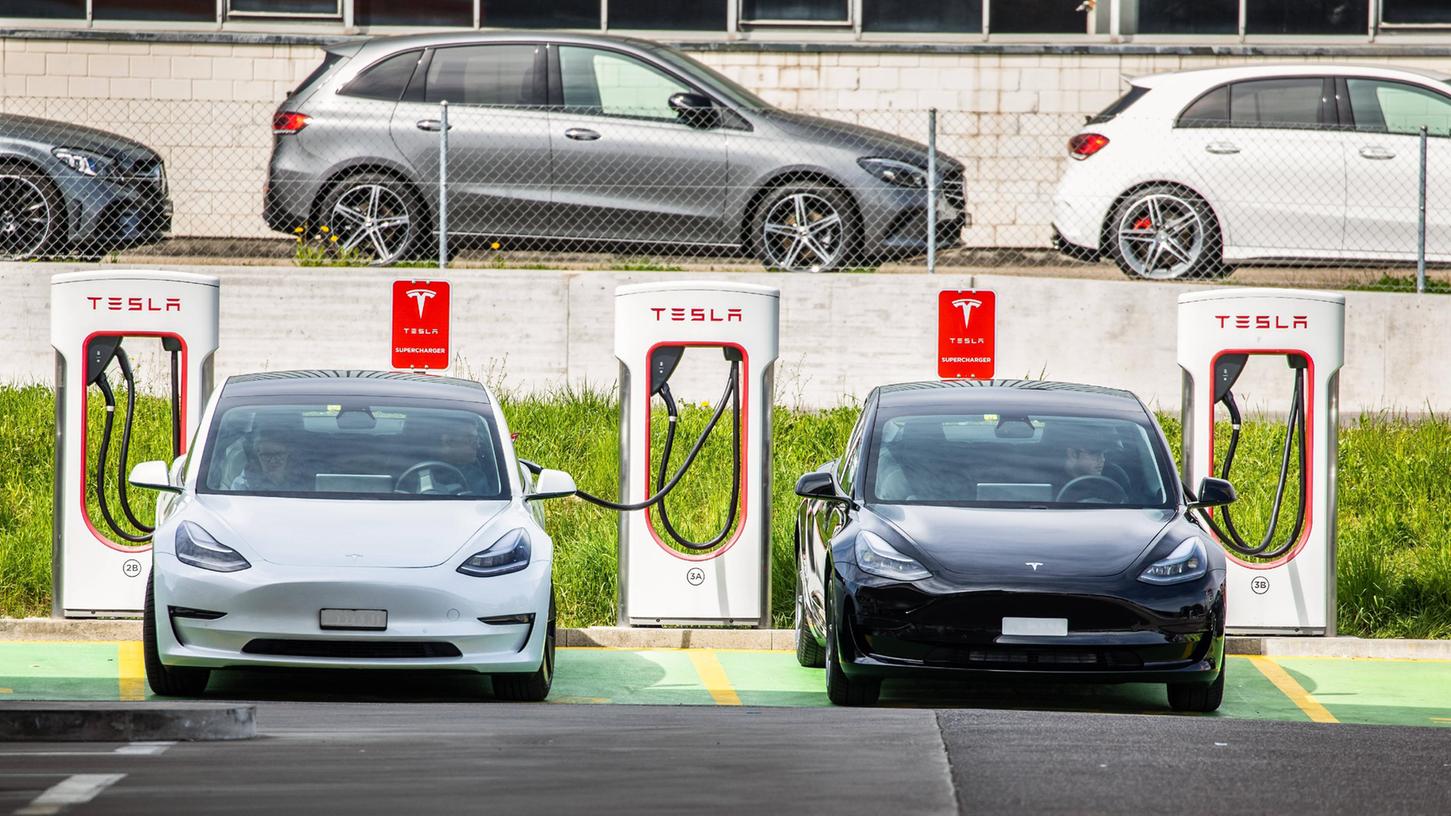 Anders als auf diesem Foto sah es in Kroatien aus. In einem TikTok-Video sind dort mehrere Tesla zu sehen, die in der Hitze auf eine Ladestation warten müssen. (Symbolbild)