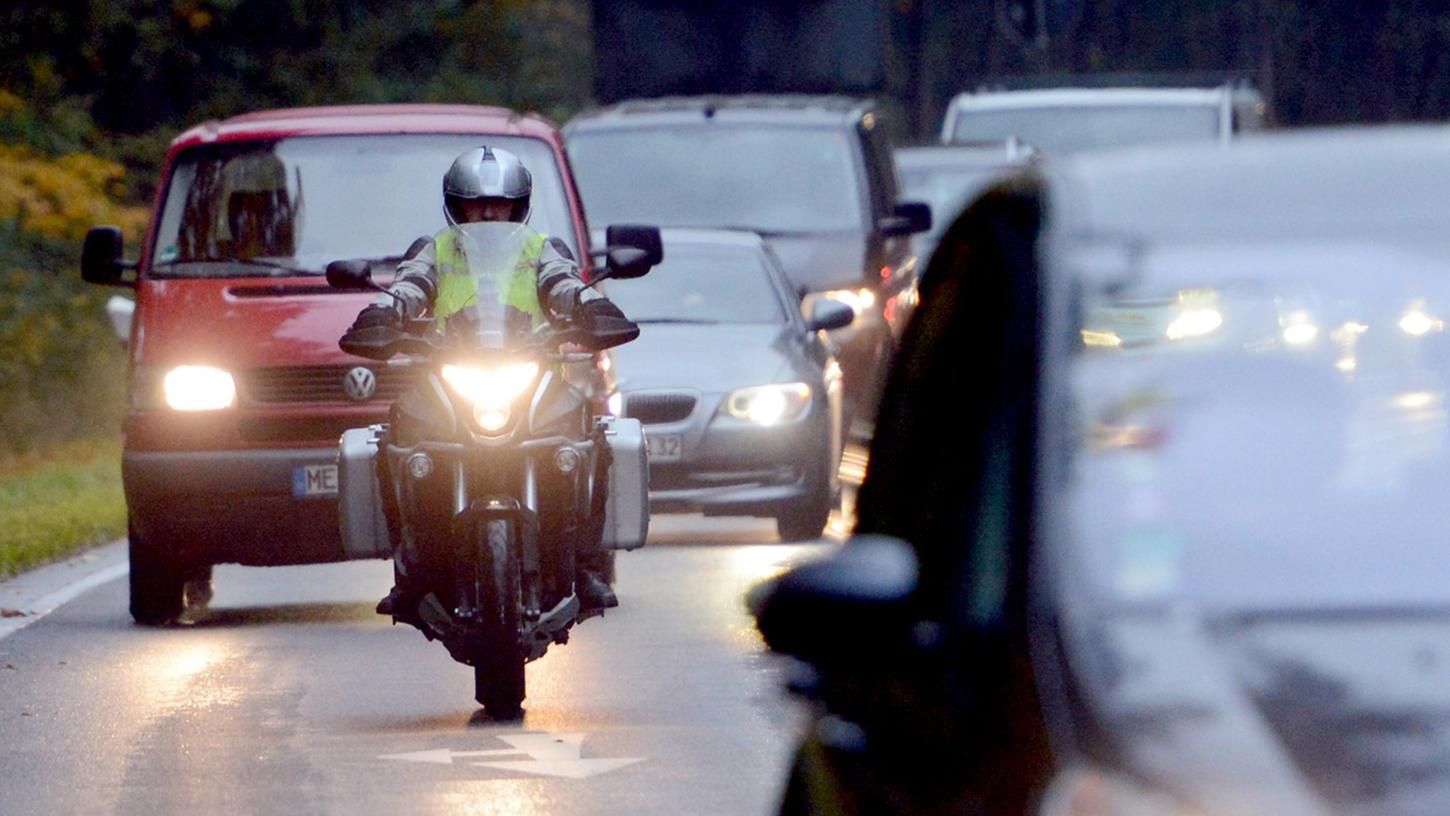 Kolonne voraus: Beim Überholen von mehreren Fahrzeugen muss stets mit besonderer Vorsicht agiert werden. Auch Vorausfahrende müssen mit Überholenden rechnen. Kolonne voraus: Beim Überholen von mehreren Fahrzeugen muss stets mit besonderer Vorsicht agiert werden. Auch Vorausfahrende müssen mit Überholenden rechnen.
