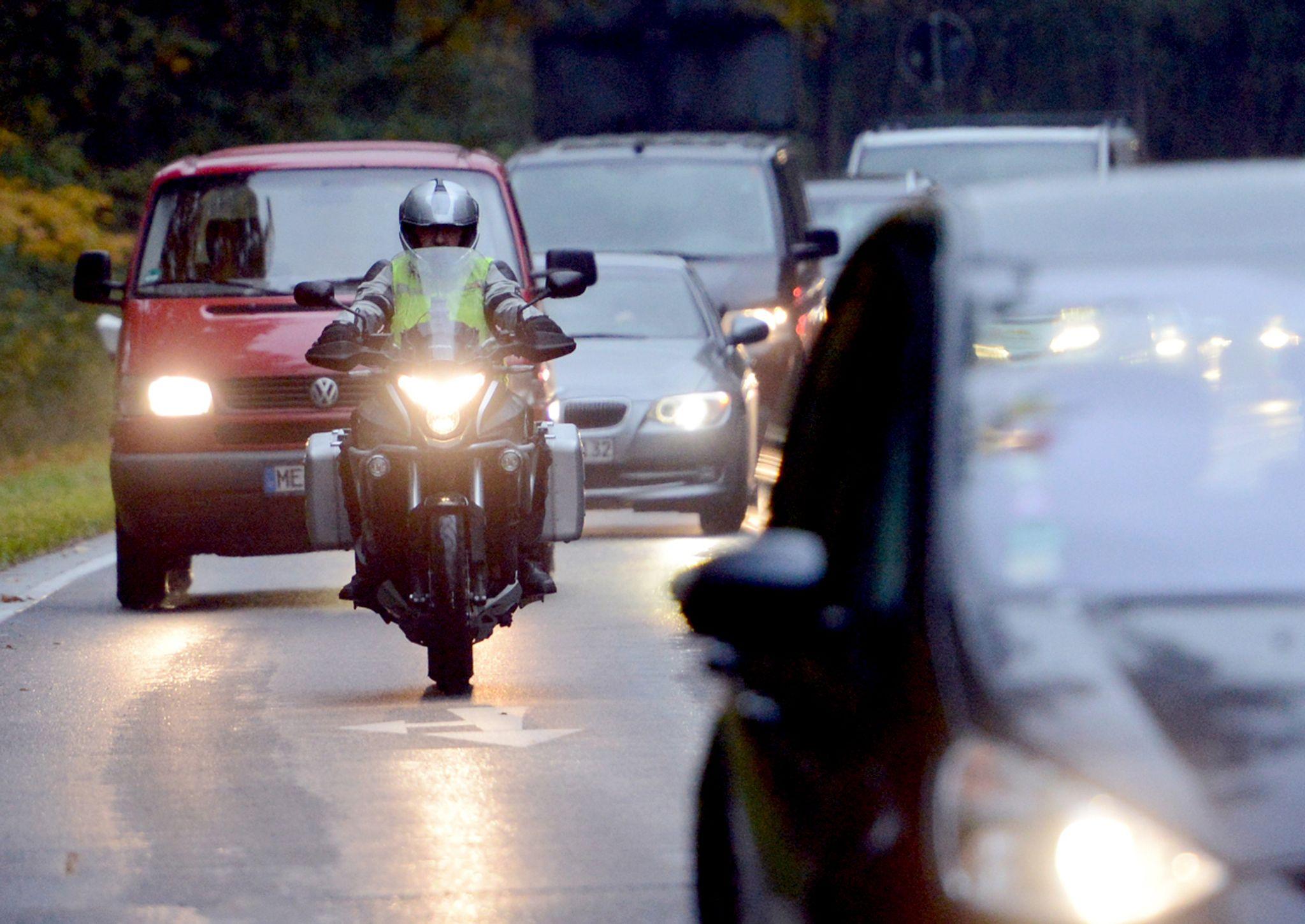 Motorrad berholt Kolonne Wer Haftet Bei Unfall Nn de