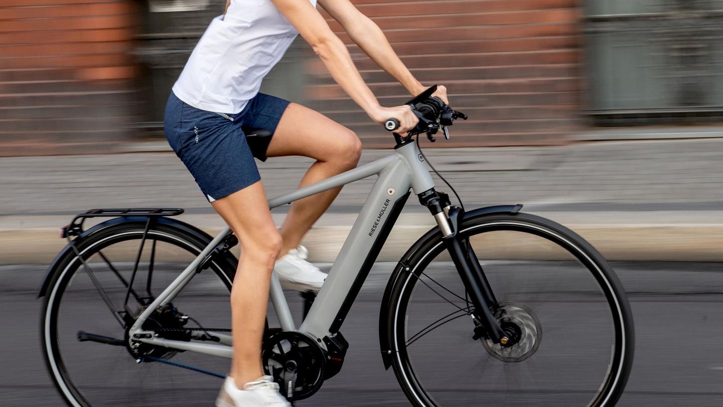 Obwohl sie sich von herkömmlichen Fahrrädern kaum noch optisch unterscheiden, sind Pedelecs gar nicht so einfach zu steuern. Etwas Übung ist gefragt. Obwohl sie sich von herkömmlichen Fahrrädern kaum noch optisch unterscheiden, sind Pedelecs gar nicht so einfach zu steuern. Etwas Übung ist gefragt.