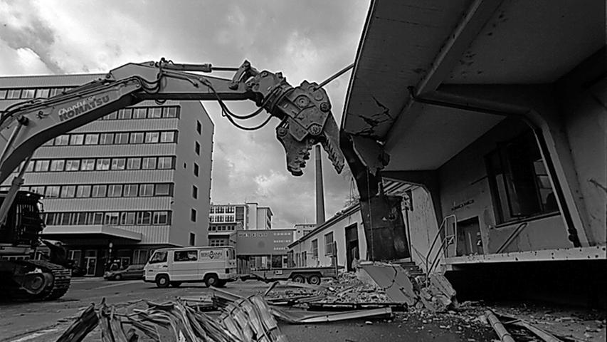 Sprung in den Oktober 2002: Auf dem früheren Grundig-Gelände werden die ersten Gebäude abgerissen und damit die Grundlagen für die heutige Uferstadt gelegt.