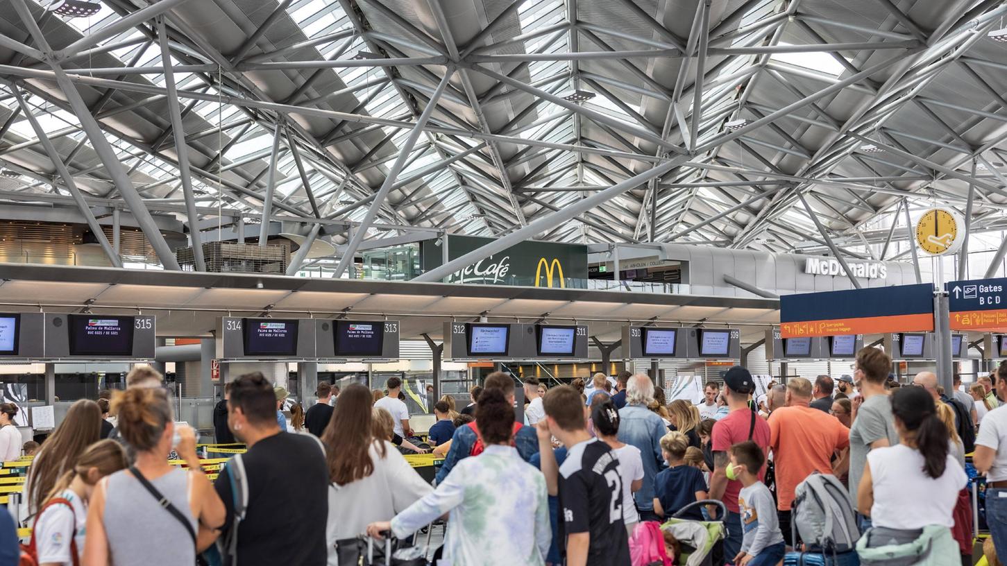 Check In Schalter in Terminal 2 - Der Flughafen Köln Bonn Airport Konrad Adenauer in Tagen des Flugchaos aufgrund von Engpässen in der Gepäckabfertigung 29.06.2022 Köln Wahn NRW Deutschland *** Check In Counter in Terminal 2 Cologne Bonn Airport Konrad Adenauer in days of flight chaos due to bottlenecks in baggage handling 29 06 2022 Cologne Wahn NRW Germany Check In Schalter in Terminal 2 - Der Flughafen Köln Bonn Airport Konrad Adenauer in Tagen des Flugchaos aufgrund von Engpässen in der Gepäckabfertigung 29.06.2022 Köln Wahn NRW Deutschland *** Check In Counter in Terminal 2 Cologne Bonn Airport Konrad Adenauer in days of flight chaos due to bottlenecks in baggage handling 29 06 2022 Cologne Wahn NRW Germany