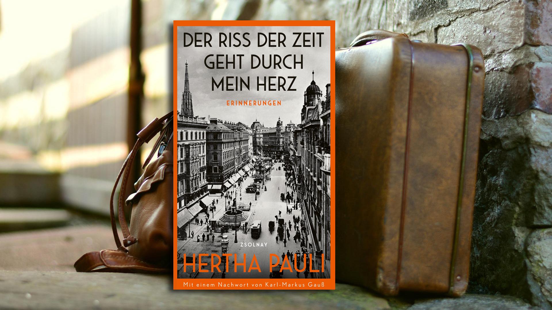Der Zsolnay Verlag macht endlich wieder die Erinnerungen der Schauspielerin und Schriftstellerin Hertha Pauli (1906 – 1973) zugänglich: "Der Riss der Zeit geht durch mein Herz" gehört seit dem ersten Erscheinen vor 50 Jahren zu den ergreifendsten Erinnerungsbüchern einer vor Hitler aus Österreich geflohenen Emigrantin. Die Weggefährtin von Ödön von Horvath (seinen Tod in Paris beschreibt sie erschütternd), Joseph Roth oder Walter Mehring, die sie an den verschiedenen Fluchtstationen in Paris, Marseille, New York trifft und verliert, schlägt sich mit Wut und Mut durch ihre Zeit; ihre persönlichen Gedanken und politischen Argumente sind blitzgescheit, ihre europäische Sehnsucht nach Kultur und Schönheit ist unstillbar gewesen. Eine große couragierte Frau, ein wunderbares Buch! (25 Euro) Bernd Noack