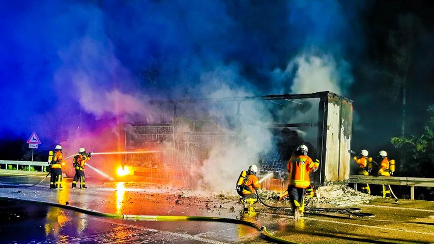 A9 über Stunden gesperrt: Autotransporter mit zahlreichen Neuwagen in Flammen A9 über Stunden gesperrt: Autotransporter mit zahlreichen Neuwagen in Flammen