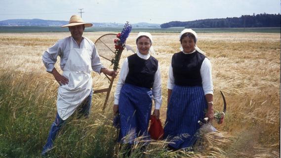 Dieter Höppner, Reingard Held und Frieda Dölfel hatten sich beim Festzug zum 10-jährigen Jubiläum des Heimatvereins die Tracht der Knechte und Mägde übergezogen.