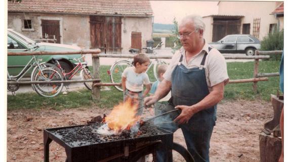 Der Walder Schmied Willi Seubelt demonstrierte bei den vom Heimatverein initiierte Brauchtumstagen 1987 sein altes Handwerk.