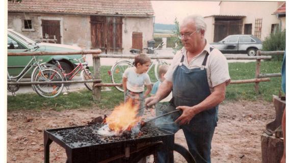 Der Walder Schmied Willi Seubelt demonstrierte bei den vom Heimatverein initiierte Brauchtumstagen 1987 sein altes Handwerk.
Der Walder Schmied Willi Seubelt demonstrierte bei den vom Heimatverein initiierte Brauchtumstagen 1987 sein altes Handwerk.