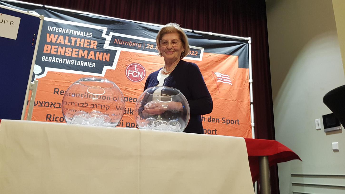 Eva Szepesi, Überlebende von Auschwitz, zieht die Fußball-Lose.
Eva Szepesi, Überlebende von Auschwitz, zieht die Fußball-Lose.